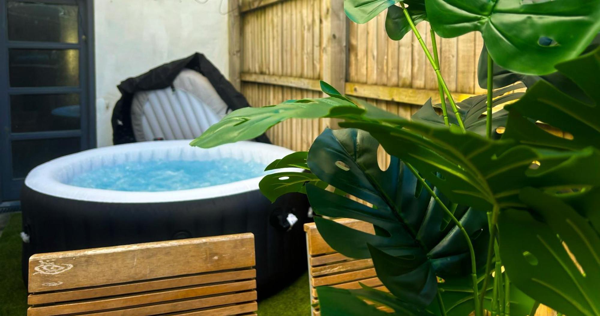 Duplex With Hot Tub Opposite Stadium