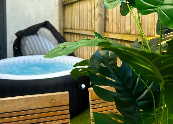 Duplex Stay With Hot Tub Opposite Stadium